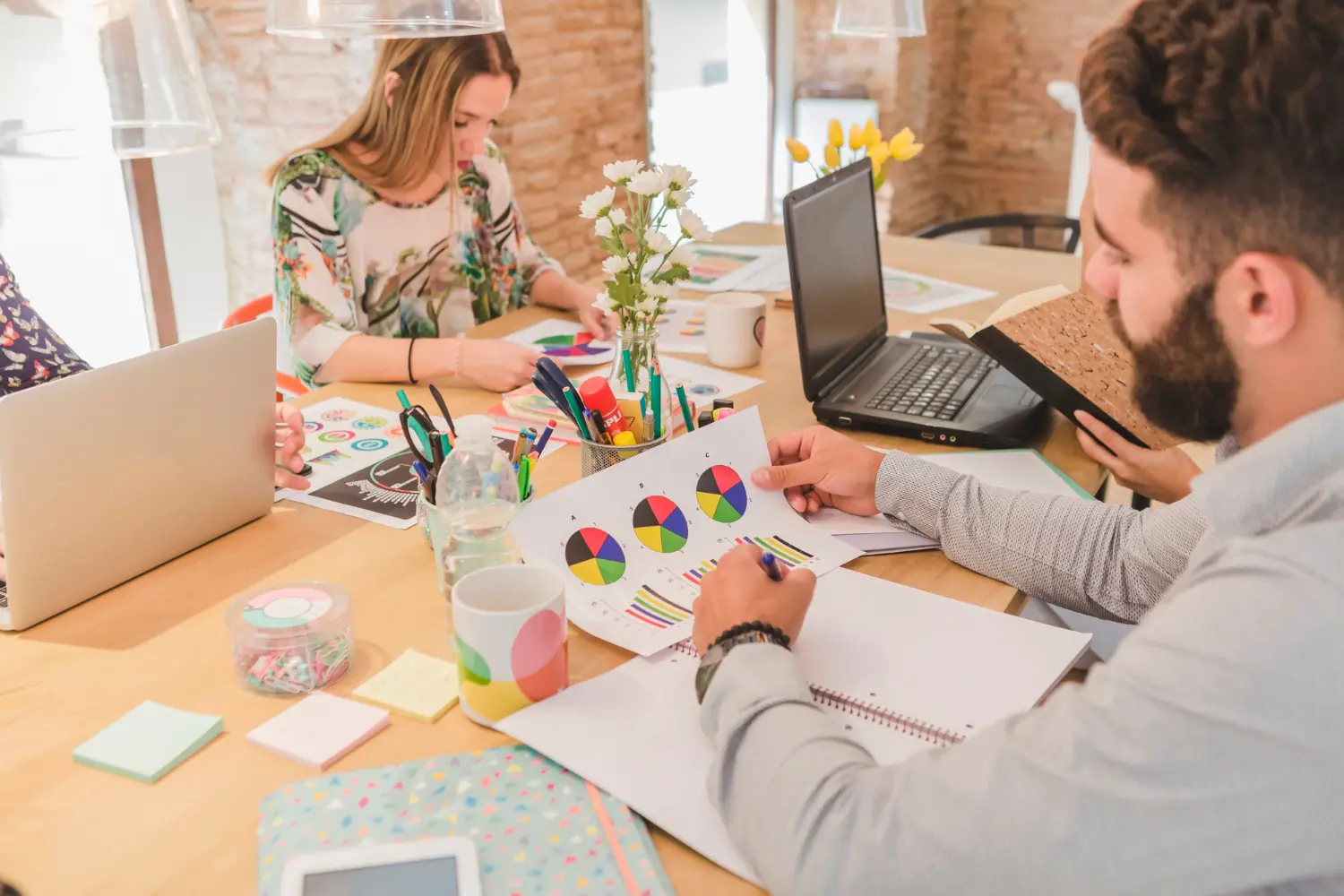 Trabajadores de seomalaga haciendo una estrategia de marketing